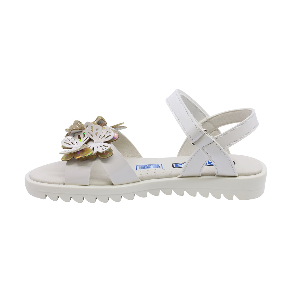Sandalias para niña Coqueta material charol color blanco Rebeca diseño de mariposas