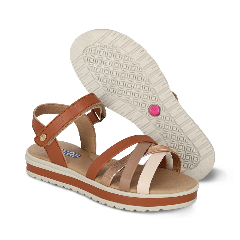 Sandalia Coqueta para niña en sintético miel Cassandra con suela comoda.