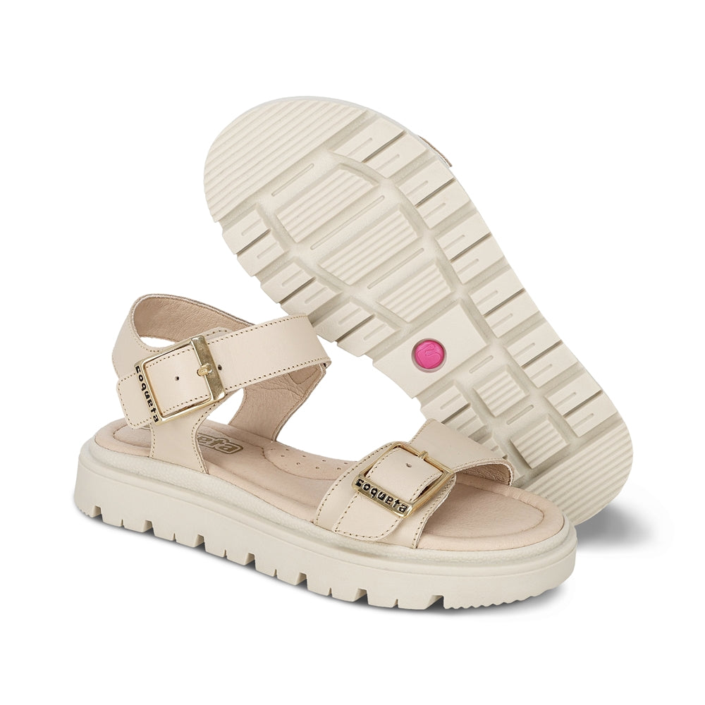 Sandalia Coqueta para niña en piel beige Tomasa con doble hebilla.