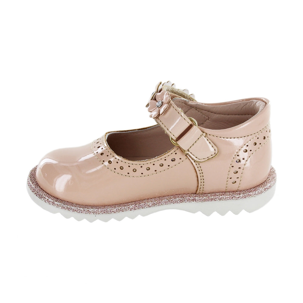 Zapato Coqueta para niña en charol beige Rondy con diseño de flores.