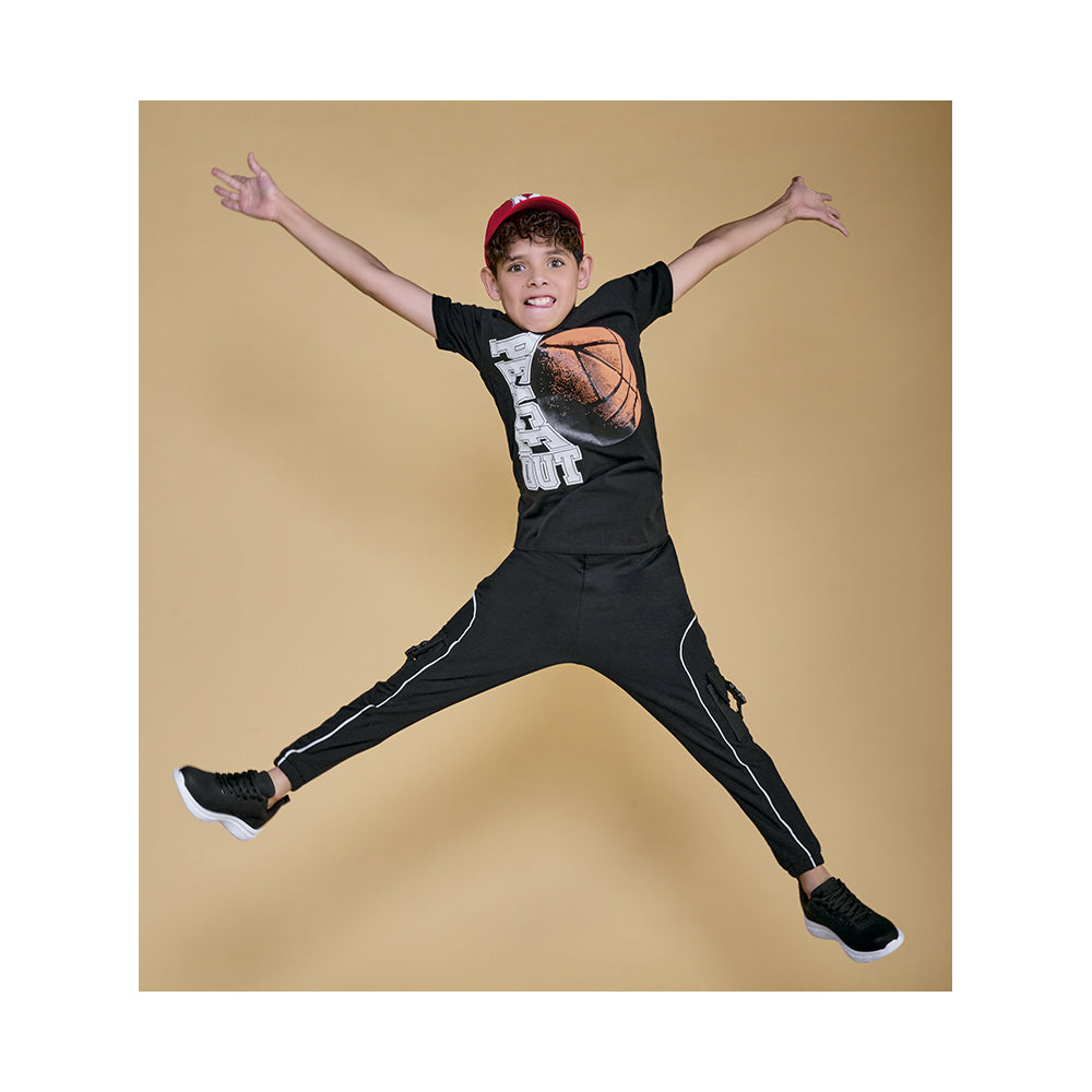 Playera Audaz para niño de algodón negro con estampado de basquetbol