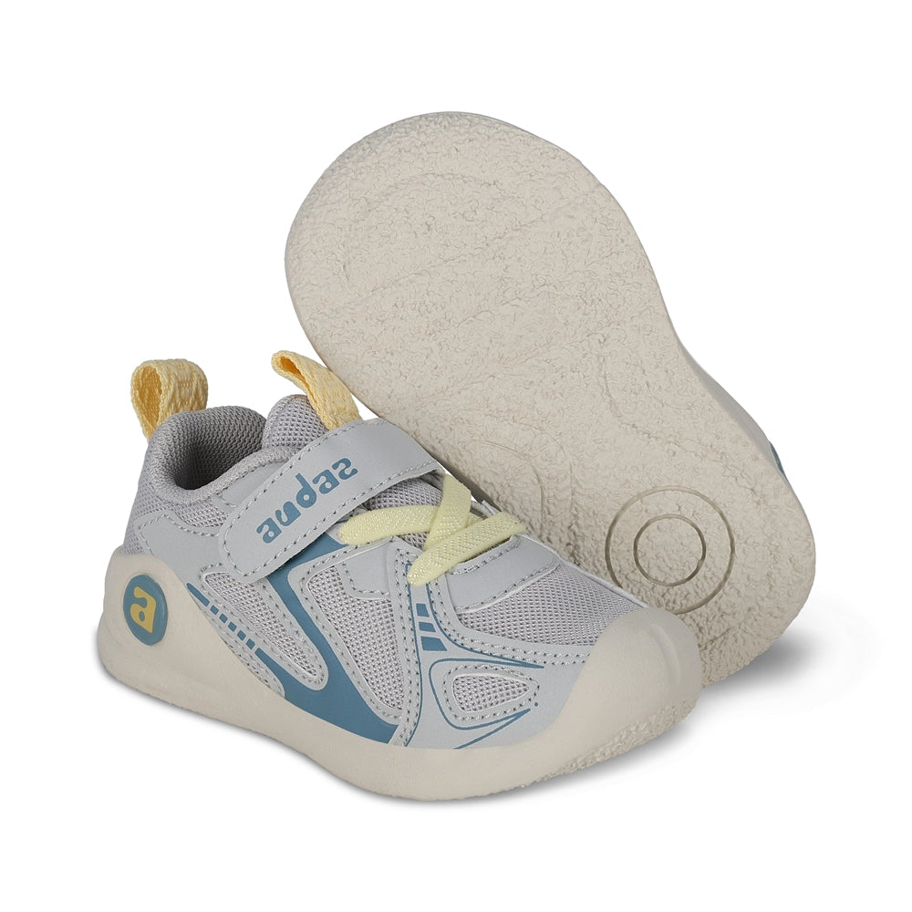 Tenis Audaz para niño en textil gris Luneta con tira de contacto.