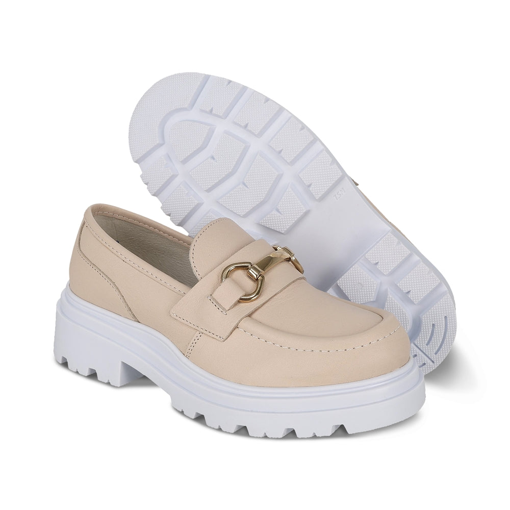 Mocasín Coqueta para niña en piel beige Jazz con suela de plataforma.