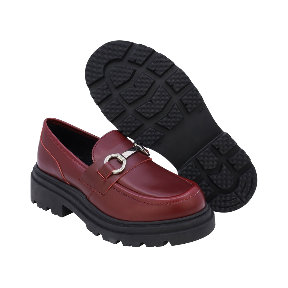 Mocasín Coqueta para niña en piel vino Jazz con adorno metálico