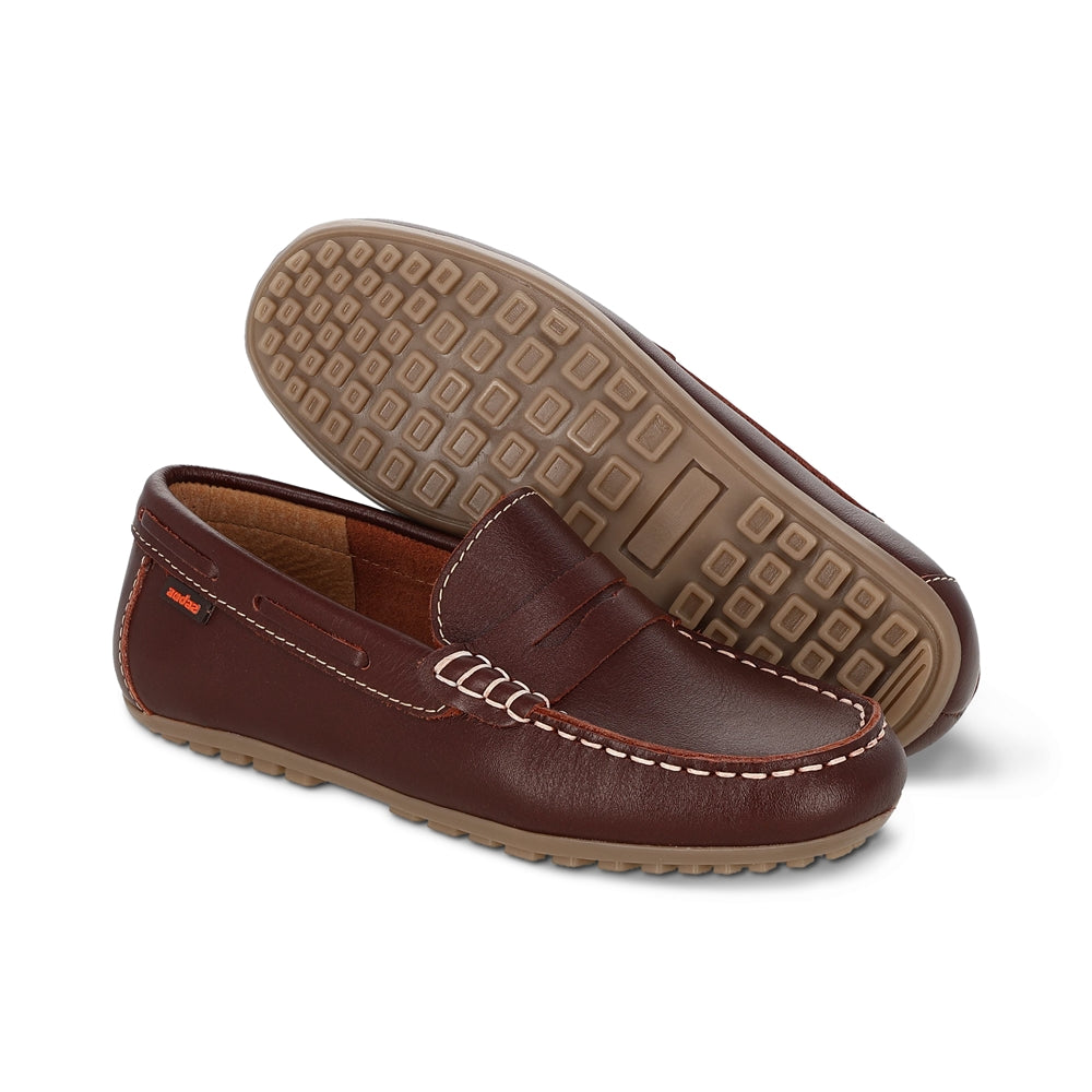 Mocasín Audaz para niño en piel ladrillo Malaga con suela resistente.