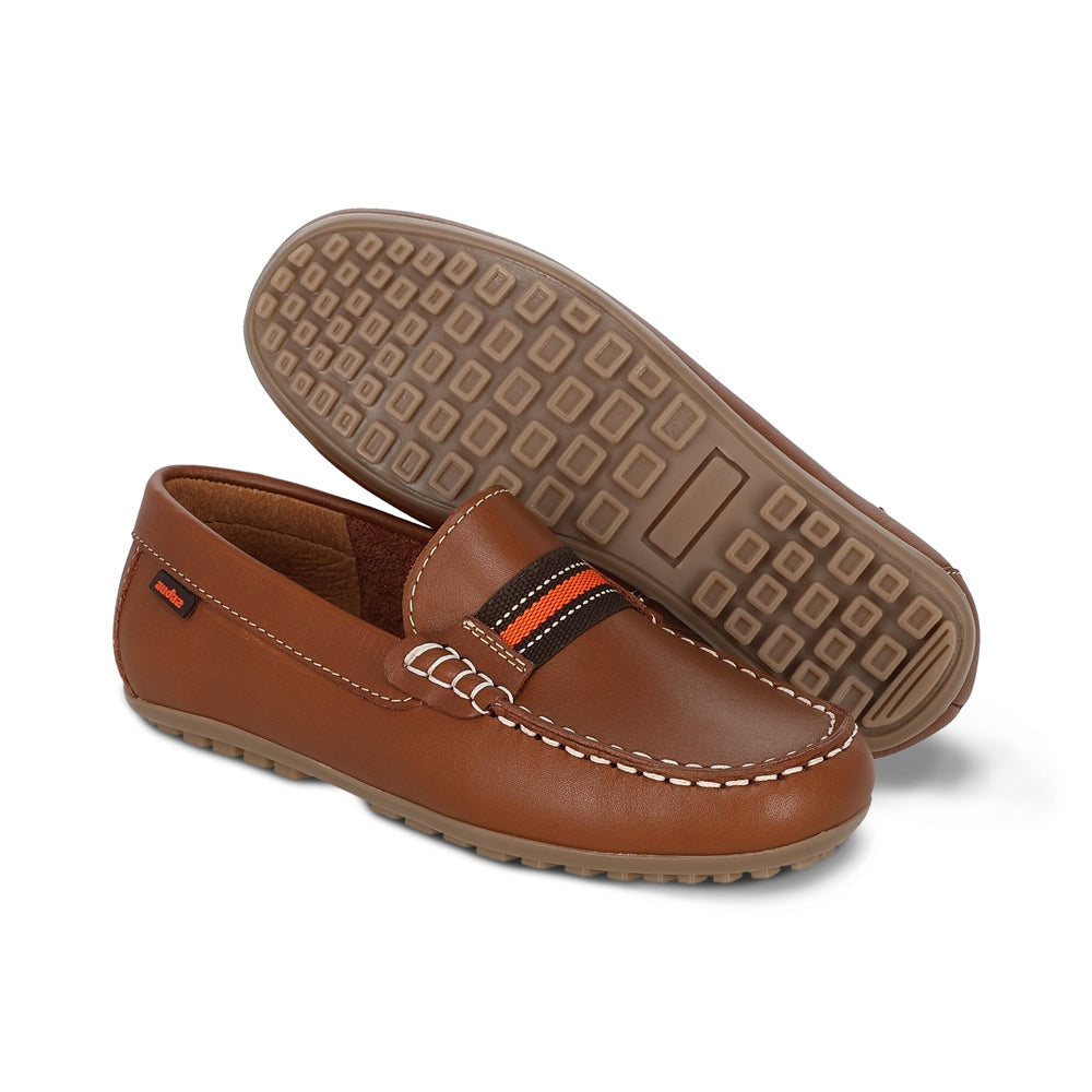 Mocasín Audaz para niño en piel café claro Malaga con suela resistente.