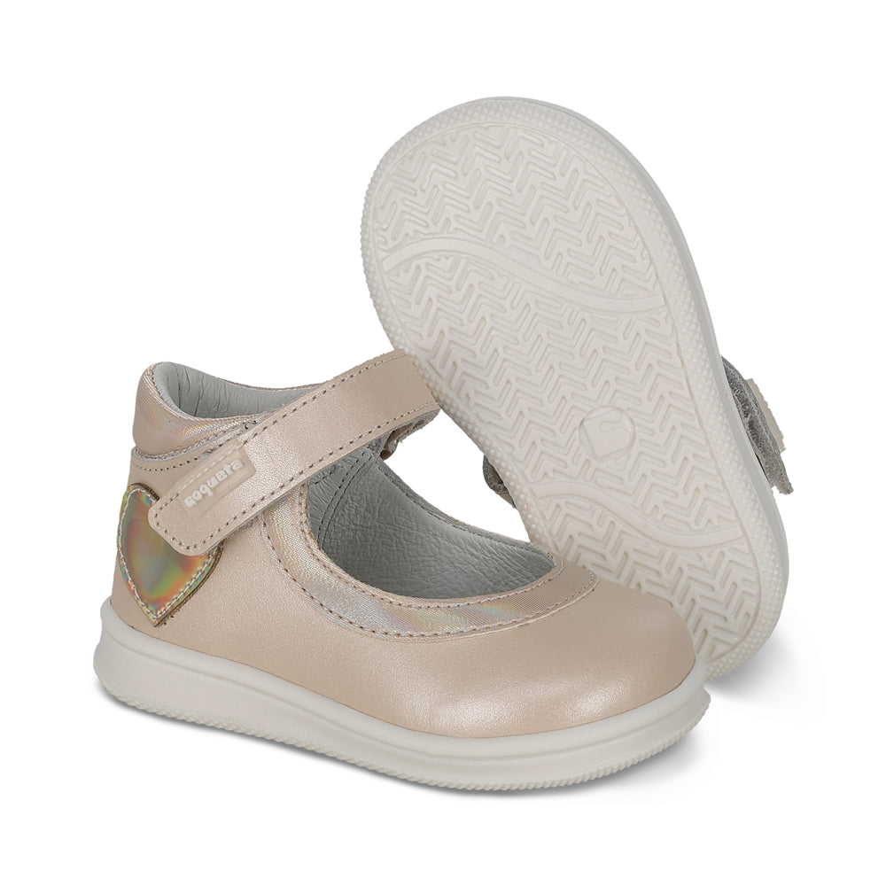 Zapato Coqueta para niña en piel beige Teddy con tira de contacto.