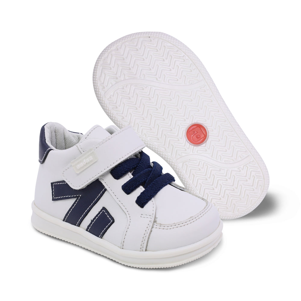 Botita Audaz para niño en piel blanco Teddy con tira de contacto.