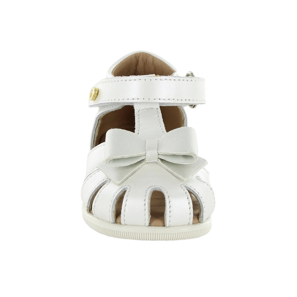 Sandalia Coqueta para niña en piel perla Vanessa con moño decorativo