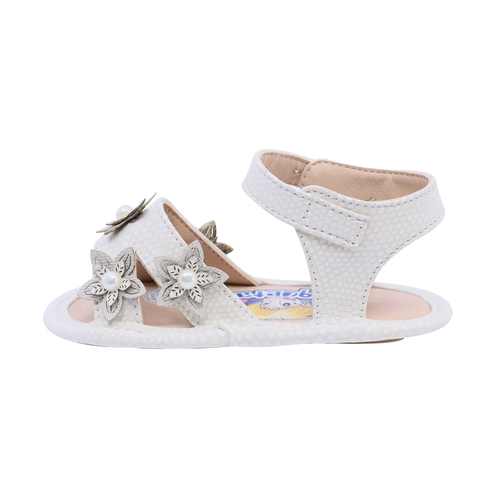 Sandalia Coqueta para niña en sintético perla One con flores decorativas