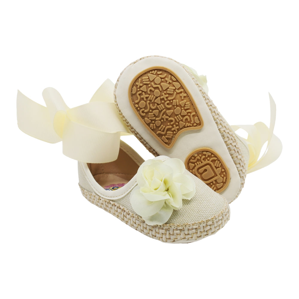 Cerrado Coqueta para niña en textil beige One con moño y flor decorativa