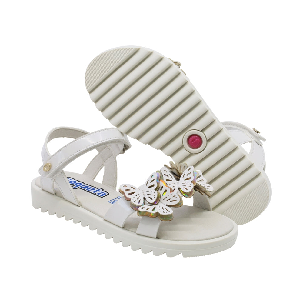 Sandalias para niña Coqueta material charol color blanco Rebeca diseño de mariposas