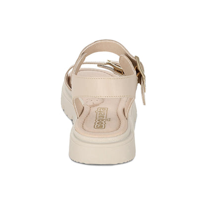Sandalia Coqueta para niña en piel beige Tomasa con doble hebilla.