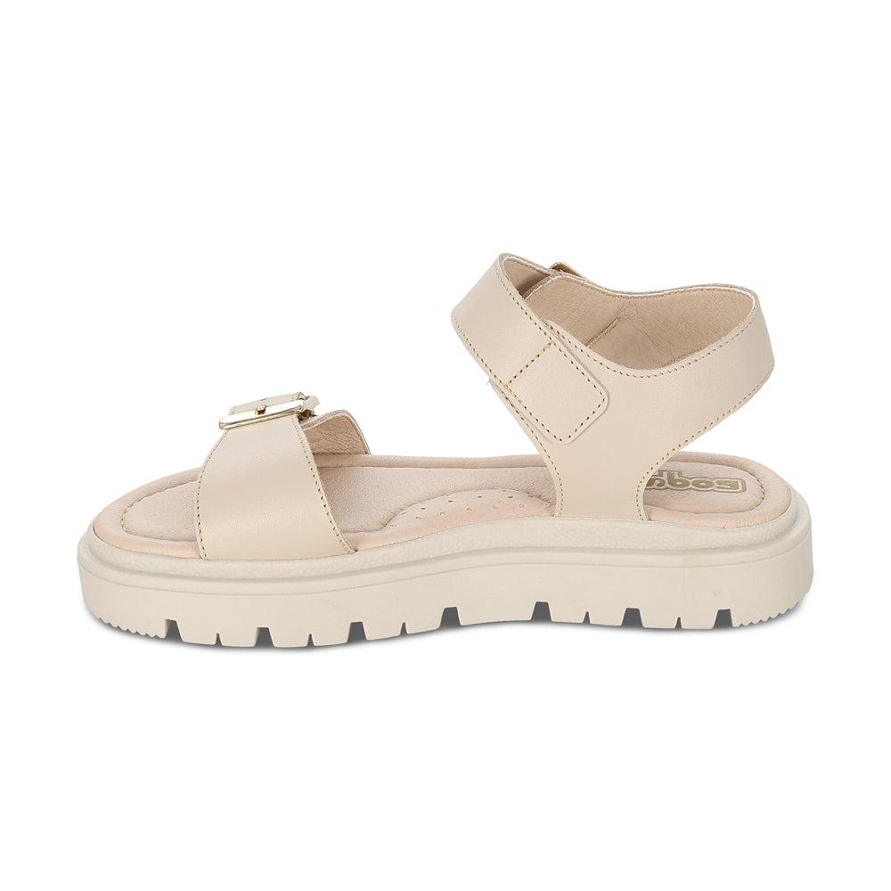 Sandalia Coqueta para niña en piel beige Tomasa con doble hebilla.