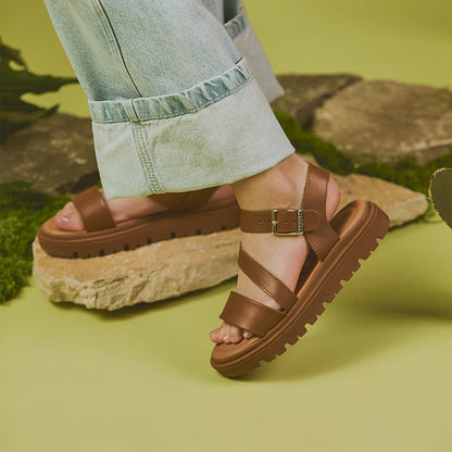 Sandalias infantiles en color café Coqueta y Audaz, calzado cómodo para primavera verano.