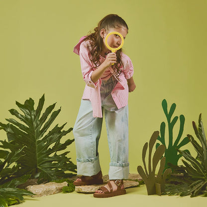 Niña usando sandalias infantiles Coqueta y Audaz color café con hebilla, calzado cómodo y resistente ideal para primavera verano y actividades al aire libre.