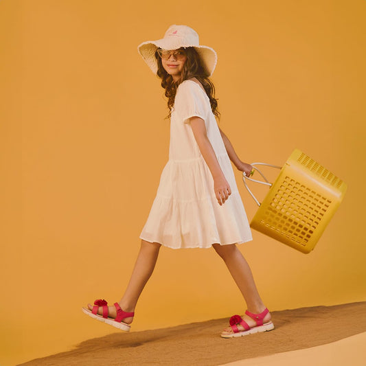 Niña usando sandalias infantiles color fiusha Coqueta y Audaz, calzado fresco y cómodo ideal para primavera verano y días de juego.