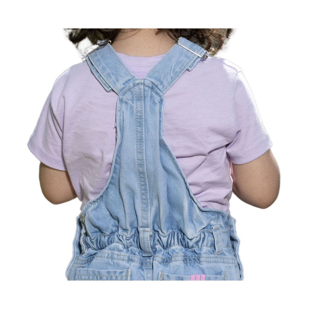 Overol Coqueta para niña de algodón azul claro con detalles desgastados.