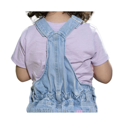Overol Coqueta para niña de algodón azul claro con detalles desgastados.