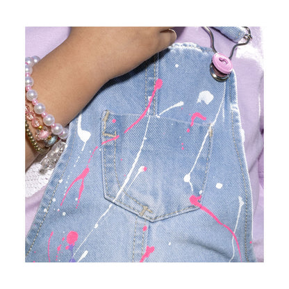Overol Coqueta para niña de algodón azul claro con detalles desgastados.