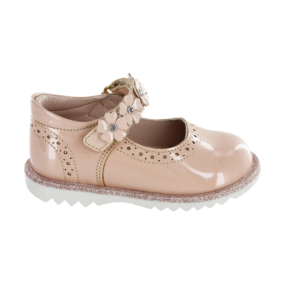 Zapato Coqueta para niña en charol beige Rondy con diseño de flores.
