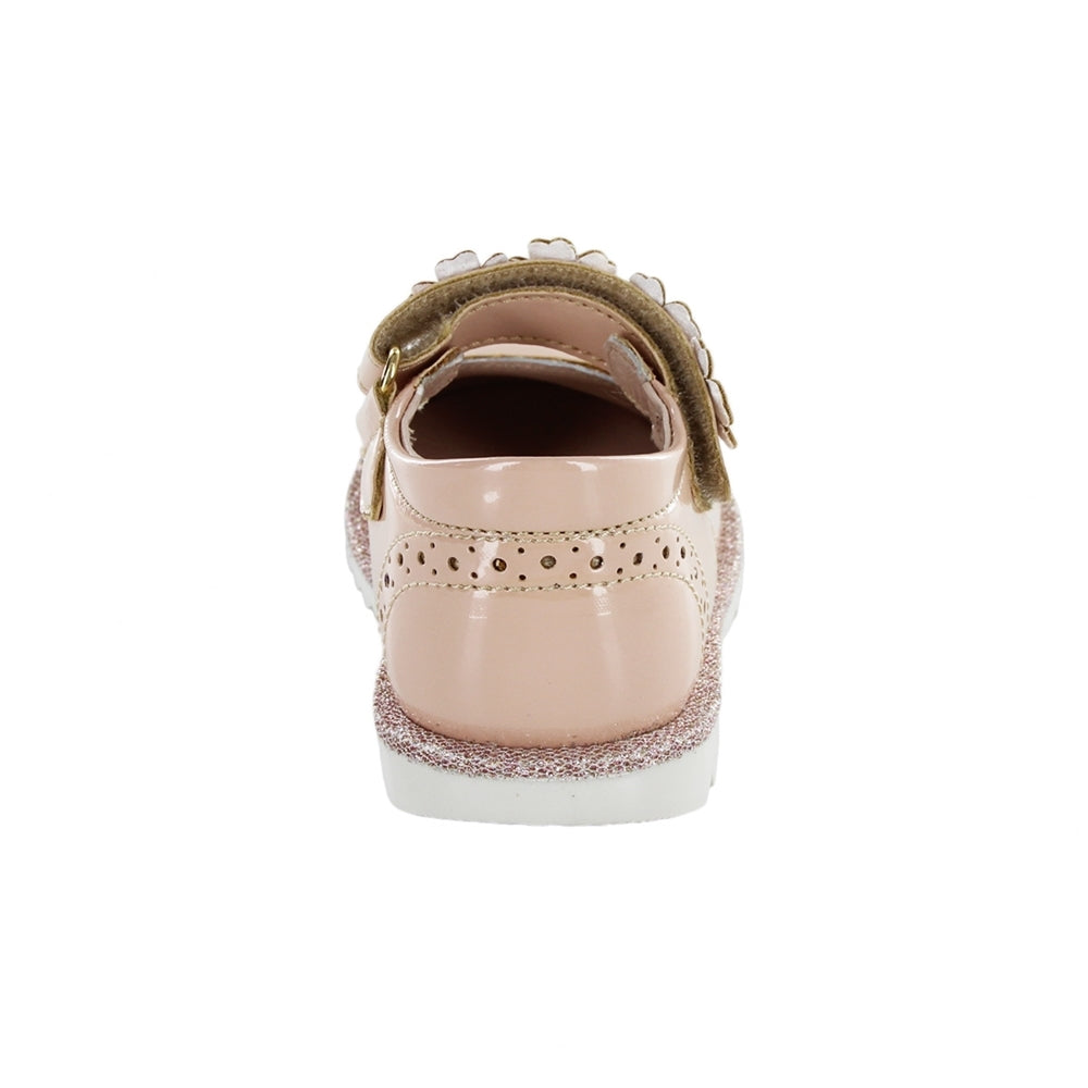 Zapato Coqueta para niña en charol beige Rondy con diseño de flores.