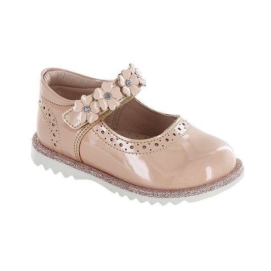 Zapato Coqueta para niña en charol beige Rondy con diseño de flores.