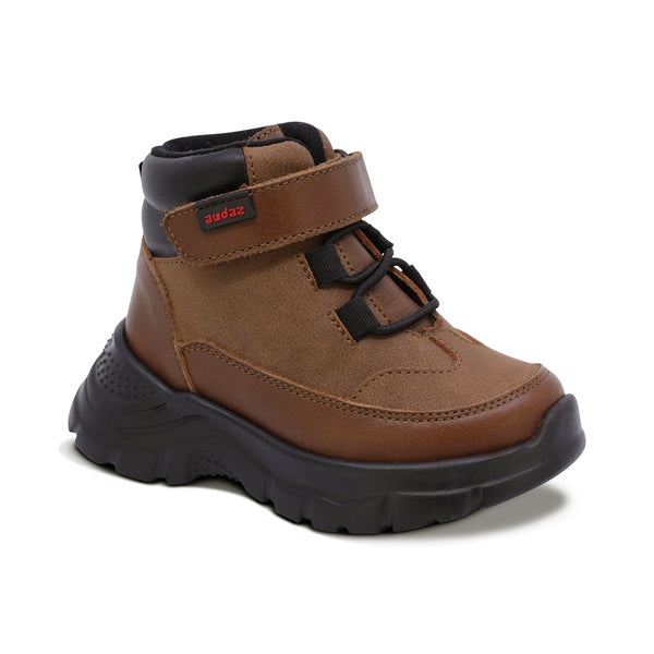 BOTA AUDAZ PARA NIÑO DE PIEL COLOR CAFÉ CLARO SUELA NEMO CON TIRA DE CONTACTO