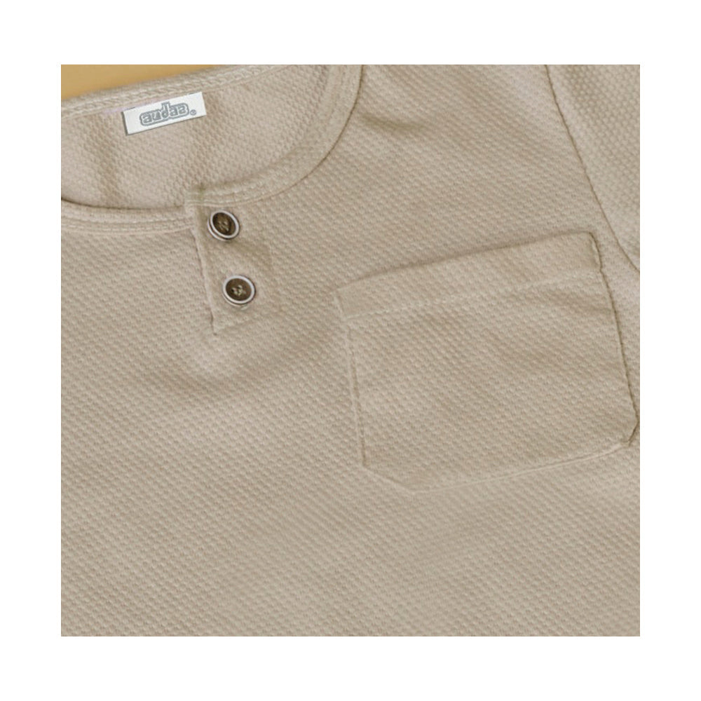 Playera Audaz para niño de algodón en  beige con botones y bolsillo