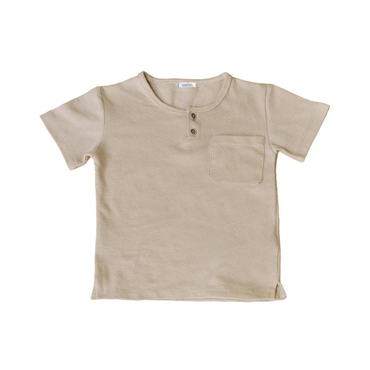 Playera Audaz para niño de algodón en  beige con botones y bolsillo