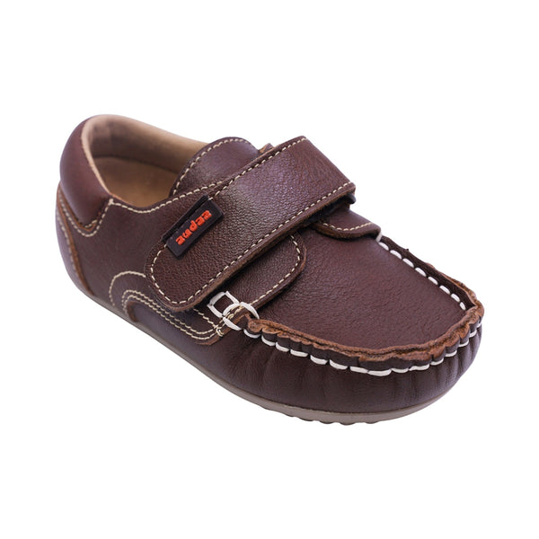 MOCASÍN AUDAZ PARA NIÑO COLOR CAFÉ DE PIEL MALAGA CON TIRA DE CONTACTO