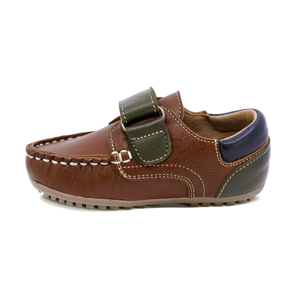 MOCASÍN AUDAZ PARA NIÑO DE PIEL COLOR CAFÉ CLARO MÁLAGA CON TIRA DE CONTACTO