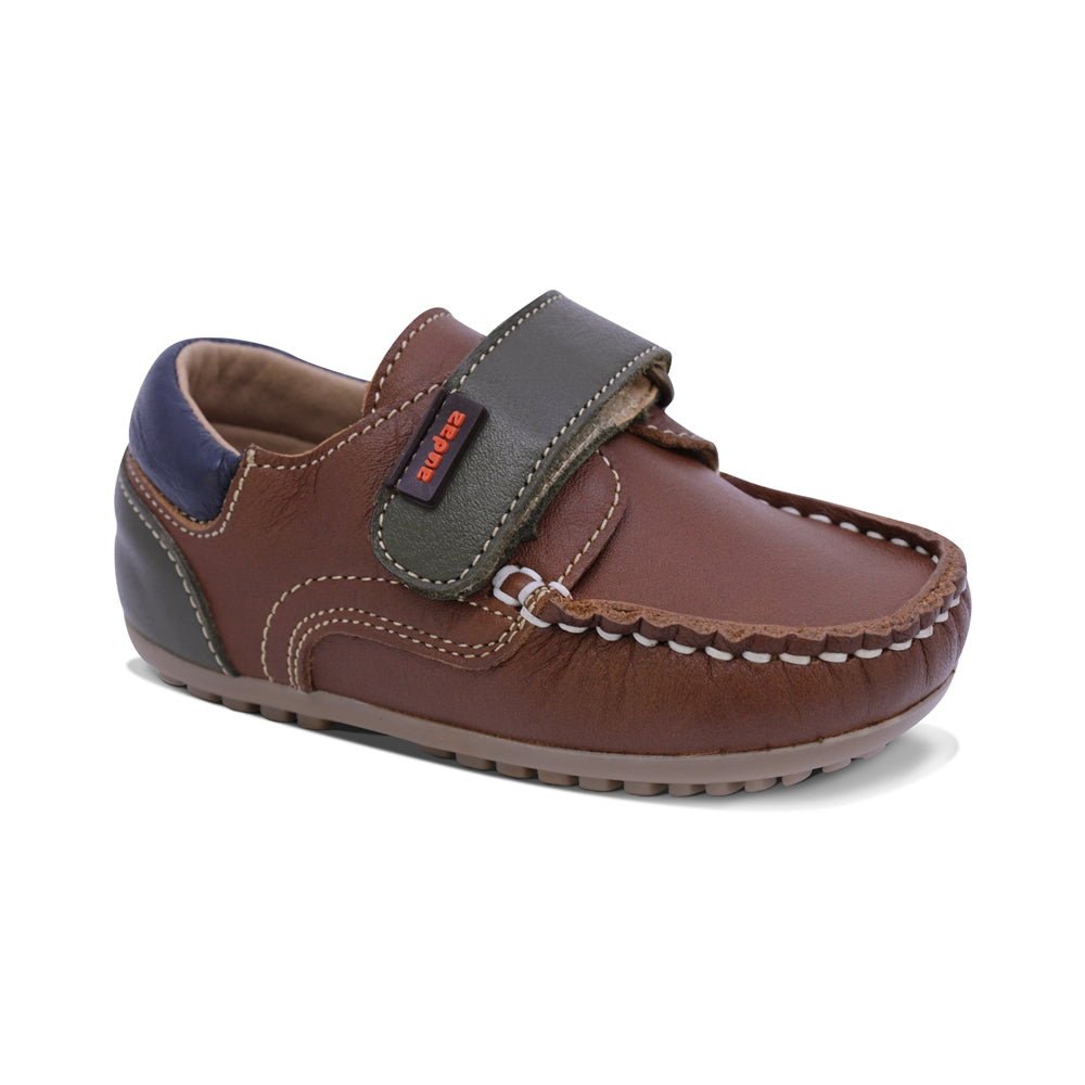 MOCASÍN AUDAZ PARA NIÑO DE PIEL COLOR CAFÉ CLARO MÁLAGA CON TIRA DE CONTACTO
