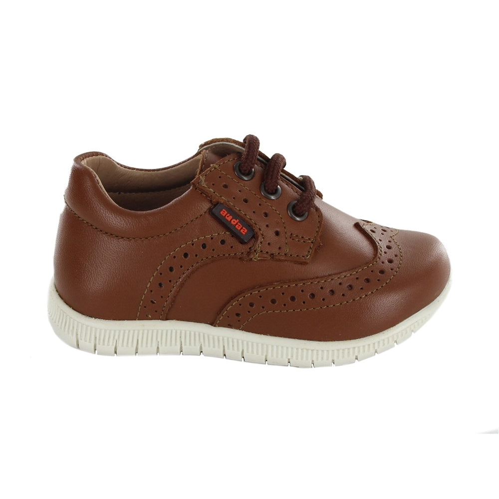Zapato Audaz para niño en piel café claro Click con brogue decorativo