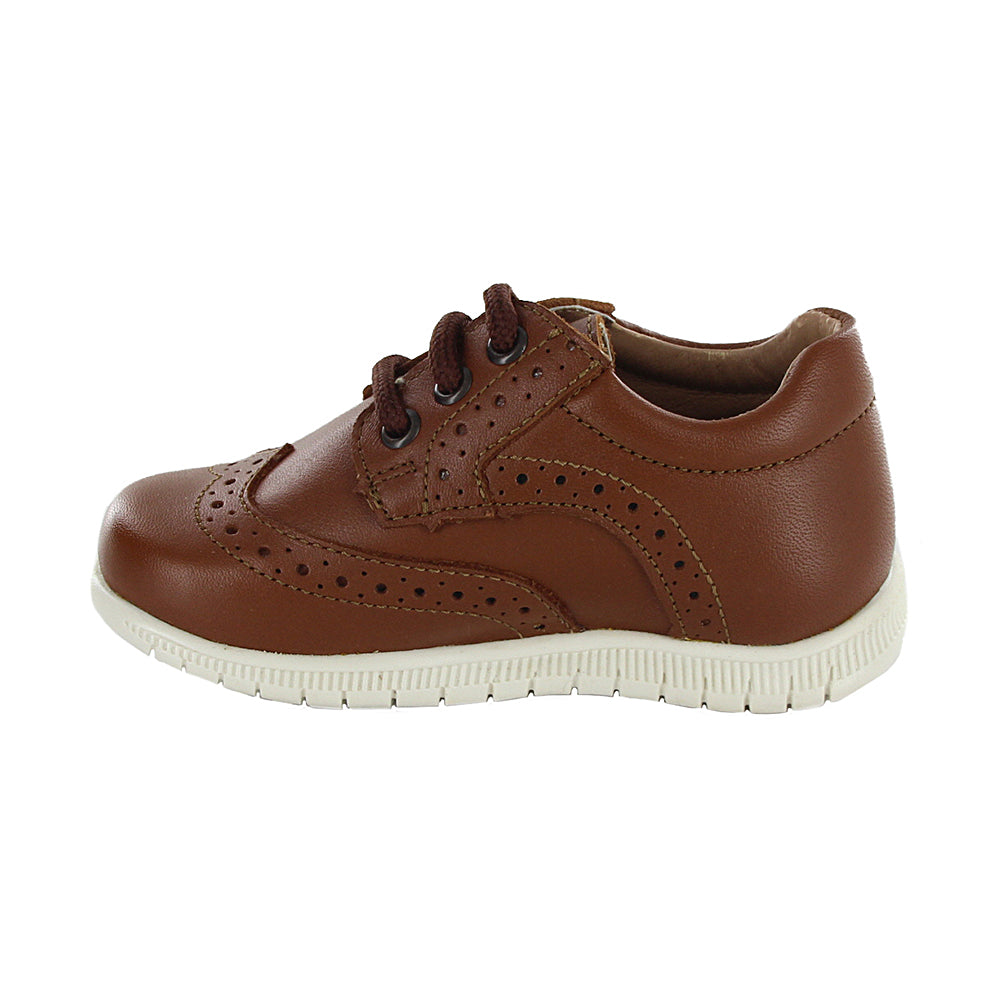 Zapato Audaz para niño en piel café claro Click con brogue decorativo