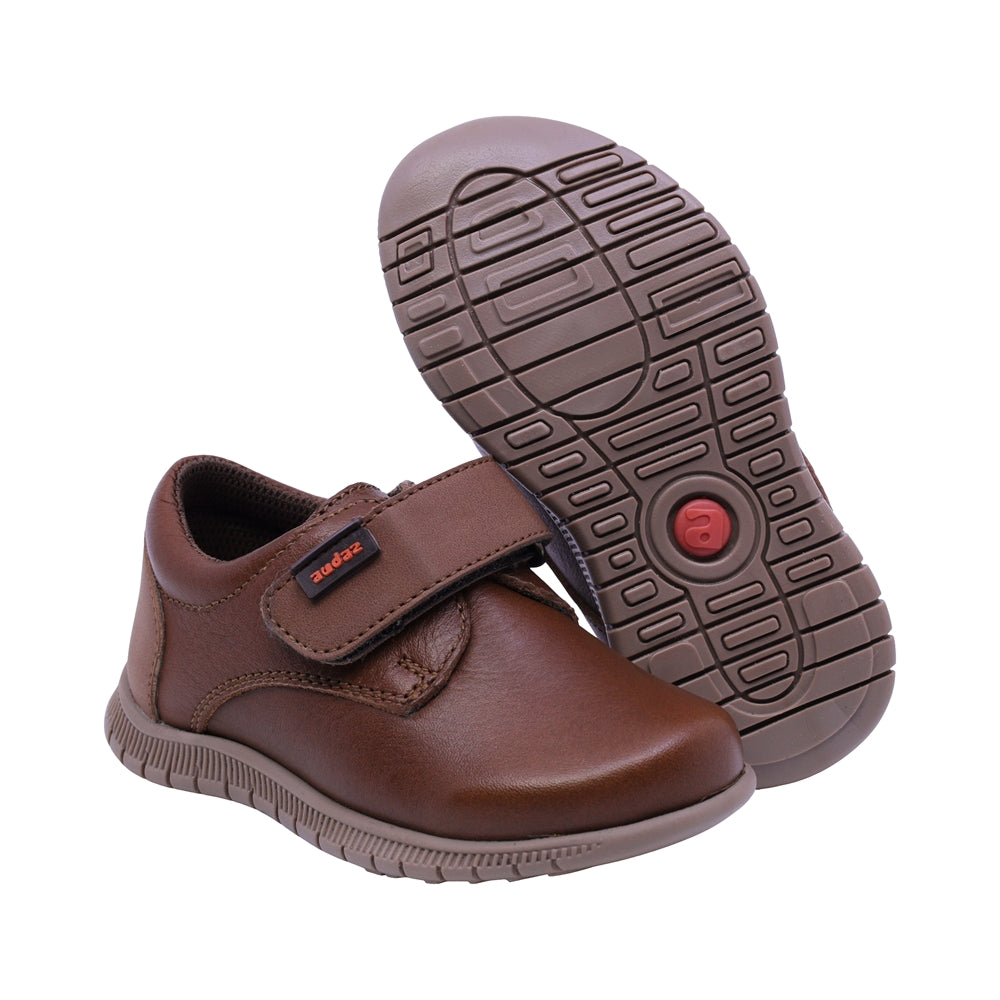 ZAPATO AUDAZ PARA NIÑO COLOR CAFÉ CLARO DE PIEL CLICK CON TIRA DE CONTACTO