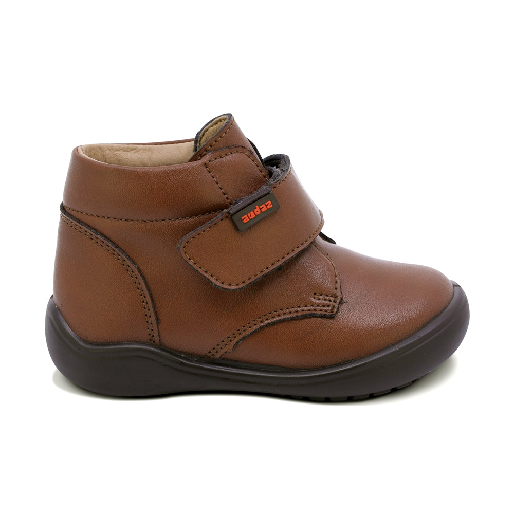 BOTA AUDAZ PARA NIÑO DE PIEL COLOR CAFÉ CLARO CASTOR CON TIRA DE CONTACTO