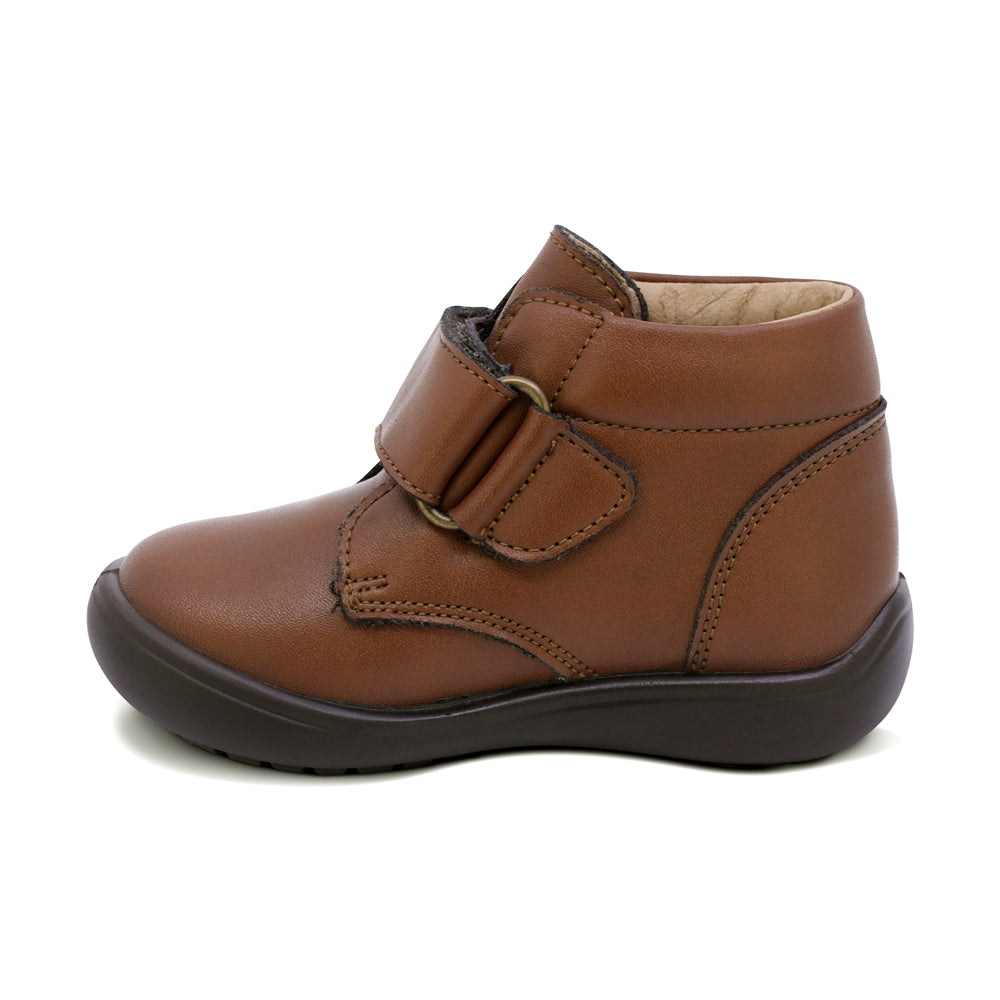 BOTA AUDAZ PARA NIÑO DE PIEL COLOR CAFÉ CLARO CASTOR CON TIRA DE CONTACTO