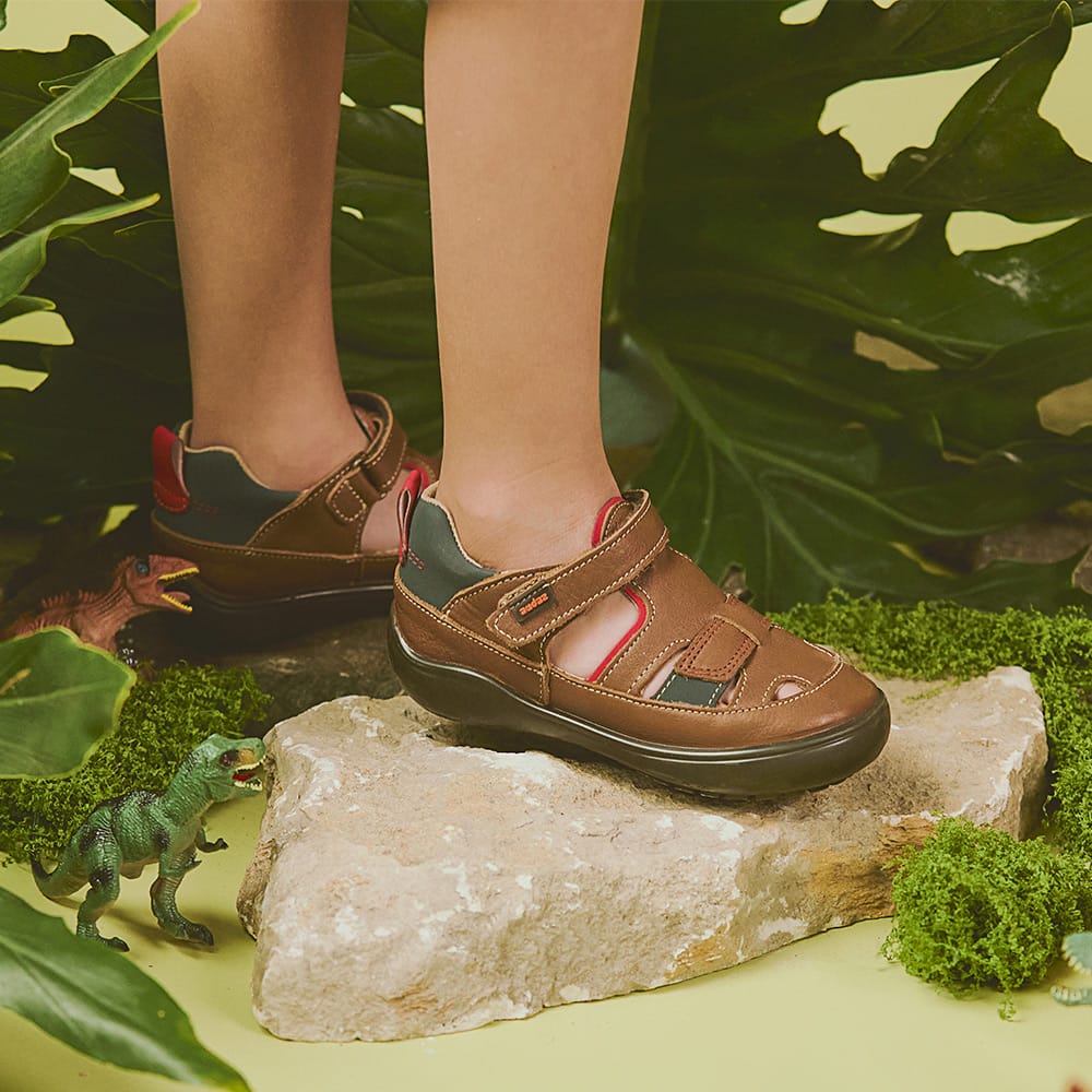 Sandalia para niño Coqueta y Audaz de piel color café claro, diseño resistente y cómodo ideal para explorar y actividades al aire libre.
