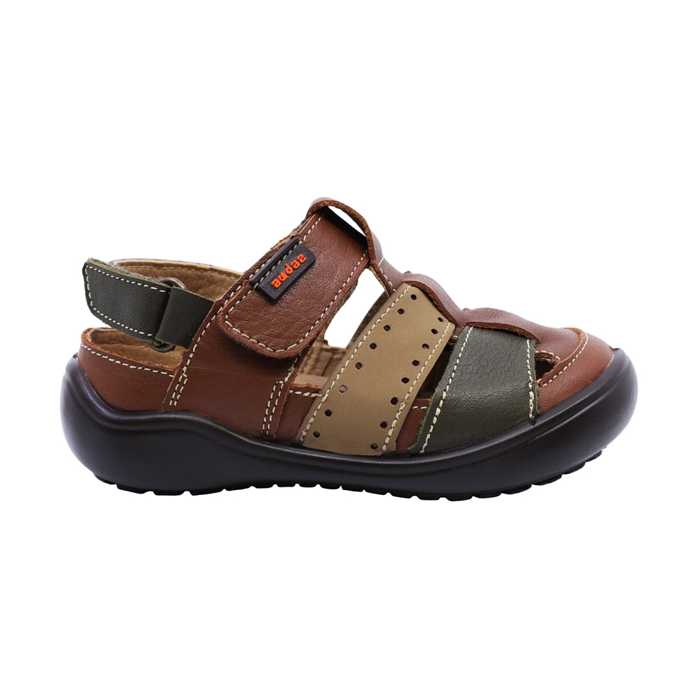 Sandalia Audaz para niño en piel café claro Castor con perforaciones decorativas