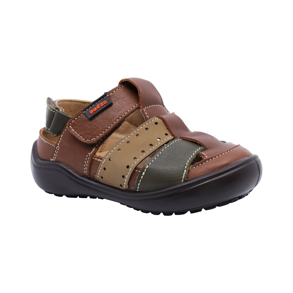 Sandalia Audaz para niño en piel café claro Castor con perforaciones decorativas