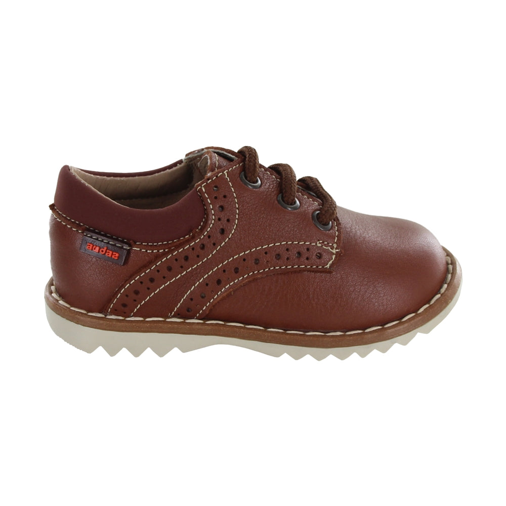 Zapato Audaz para niño en piel café claro Rondy con costuras visibles