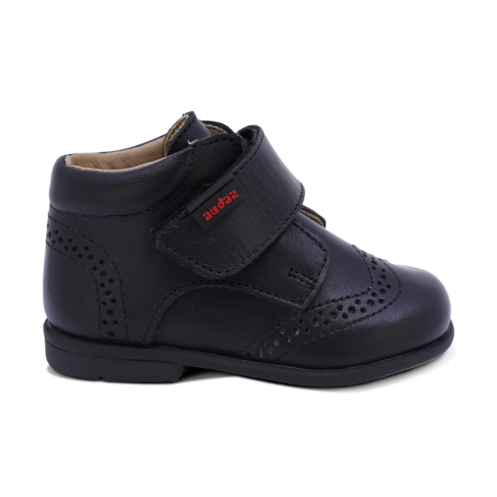 BOTITA AUDAZ PARA NIÑO DE PIEL COLOR NEGRO TOMY CON TIRA DE CONTACTO