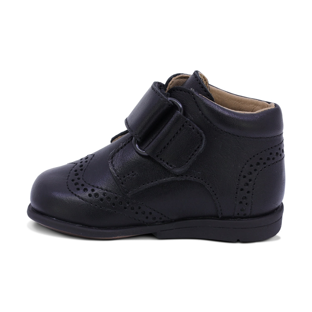 BOTITA AUDAZ PARA NIÑO DE PIEL COLOR NEGRO TOMY CON TIRA DE CONTACTO