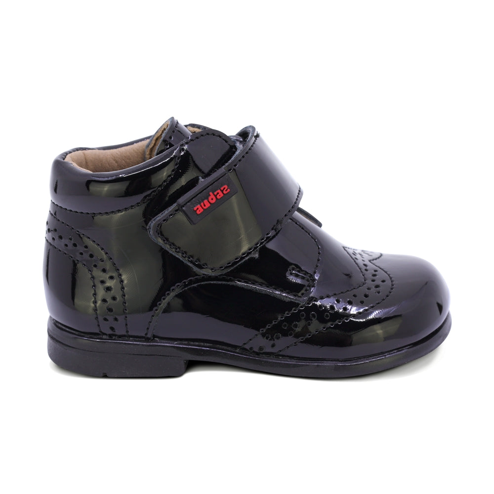 BOTITA AUDAZ PARA NIÑO EN CHAROL COLOR NEGRO TOMY CON TIRA DE CONTACTO