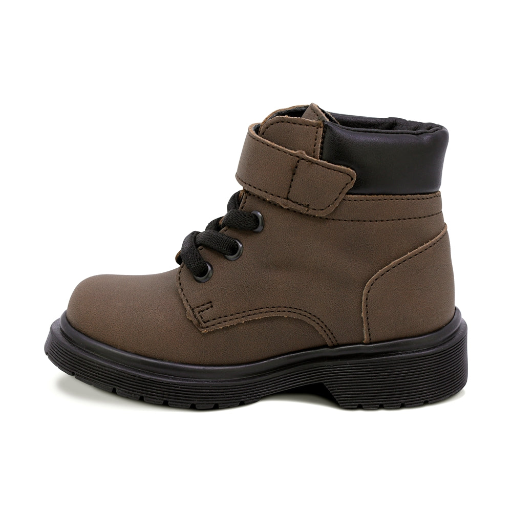 BOTA AUDAZ PARA NIÑO DE SINTÉTICO COLOR CAFÉ MARTIN CON TIRA DE CONTACTO