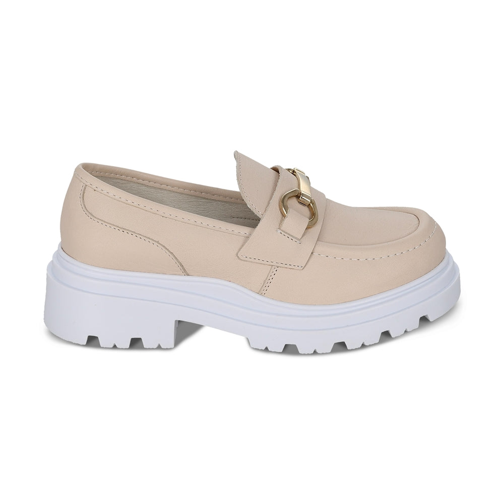 Mocasín Coqueta para niña en piel beige Jazz con suela de plataforma.