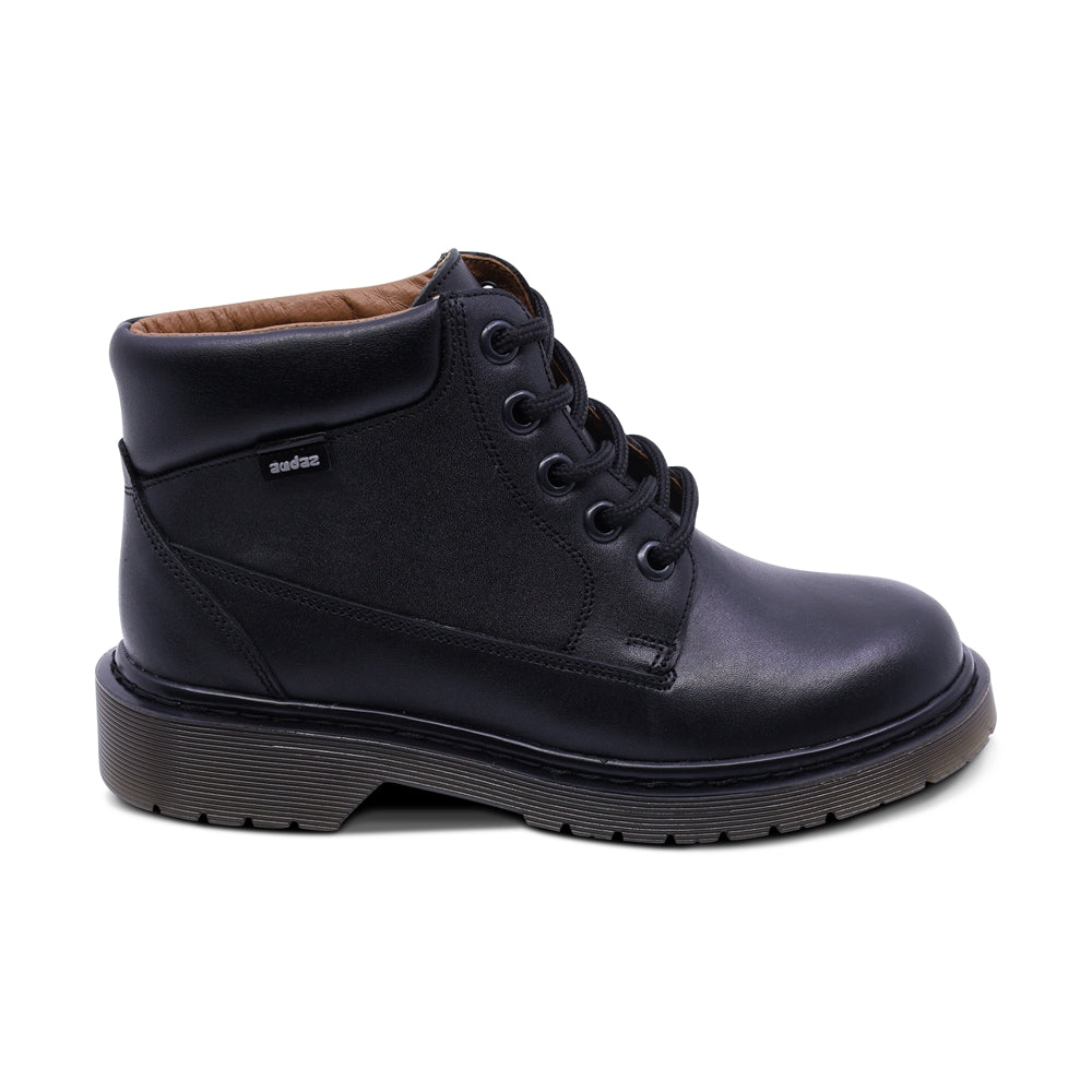 Bota escolar Audaz para niño de piel negro Martín con agujetas