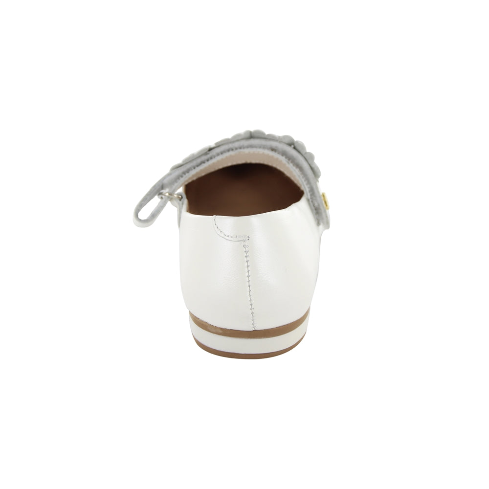 Zapatilla Coqueta para niña de piel perla Miranda con flores decorativas