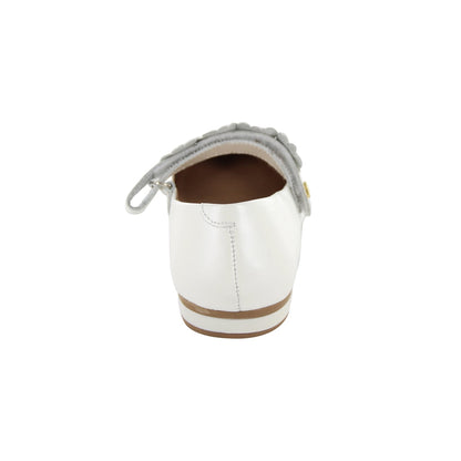 Zapatilla Coqueta para niña de piel perla Miranda con flores decorativas
